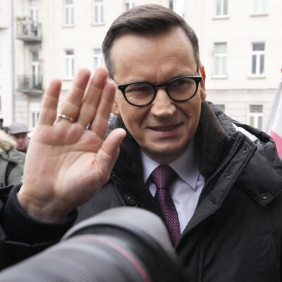 Copertina di Si spacca il partito di estrema destra in Polonia: l’ex premier Morawiecki espulso da Diritto e Giustizia