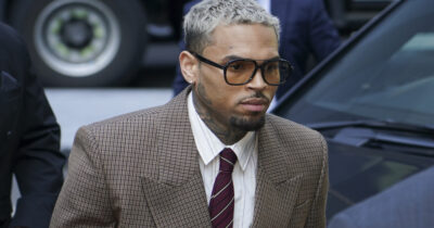 Copertina di “Sono colpevole”: Chris Brown si arrende in tribunale. Aveva sempre negato di aver picchiato il produttore musicale Abraham Diaw con una bottiglia nel 2023