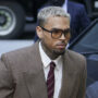 Copertina di “Sono colpevole”: Chris Brown si arrende in tribunale. Ha sempre negato di aver picchiato il produttore Abraham Diaw 