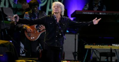 Copertina di “Non buttate i biglietti”: Jon Bon Jovi interrompe improvvisamente il concerto per un’infezione ai seni paranasali. Era tornato dopo l’intervento alle corde vocali e una pausa di 4 anni