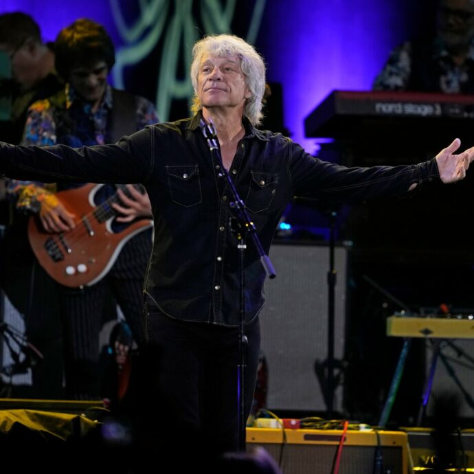 “Non buttate i biglietti”: Jon Bon Jovi interrompe improvvisamente il concerto per un’infezione ai seni paranasali. Era tornato dopo l’intervento alle corde vocali e una pausa di 4 anni