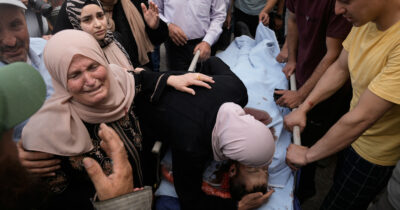 Copertina di Coloni israeliani e Idf irrompono in un villaggio palestinese vicino a Nablus: 6 morti e diversi feriti negli scontri