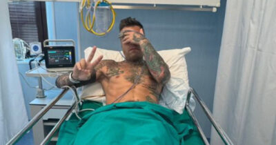 Copertina di Fedez è stato dimesso dall’ospedale dopo tre giorni ed è tornato a casa. Era stato ricoverato in Gastroenterologia “per un episodio di sanguinamento”