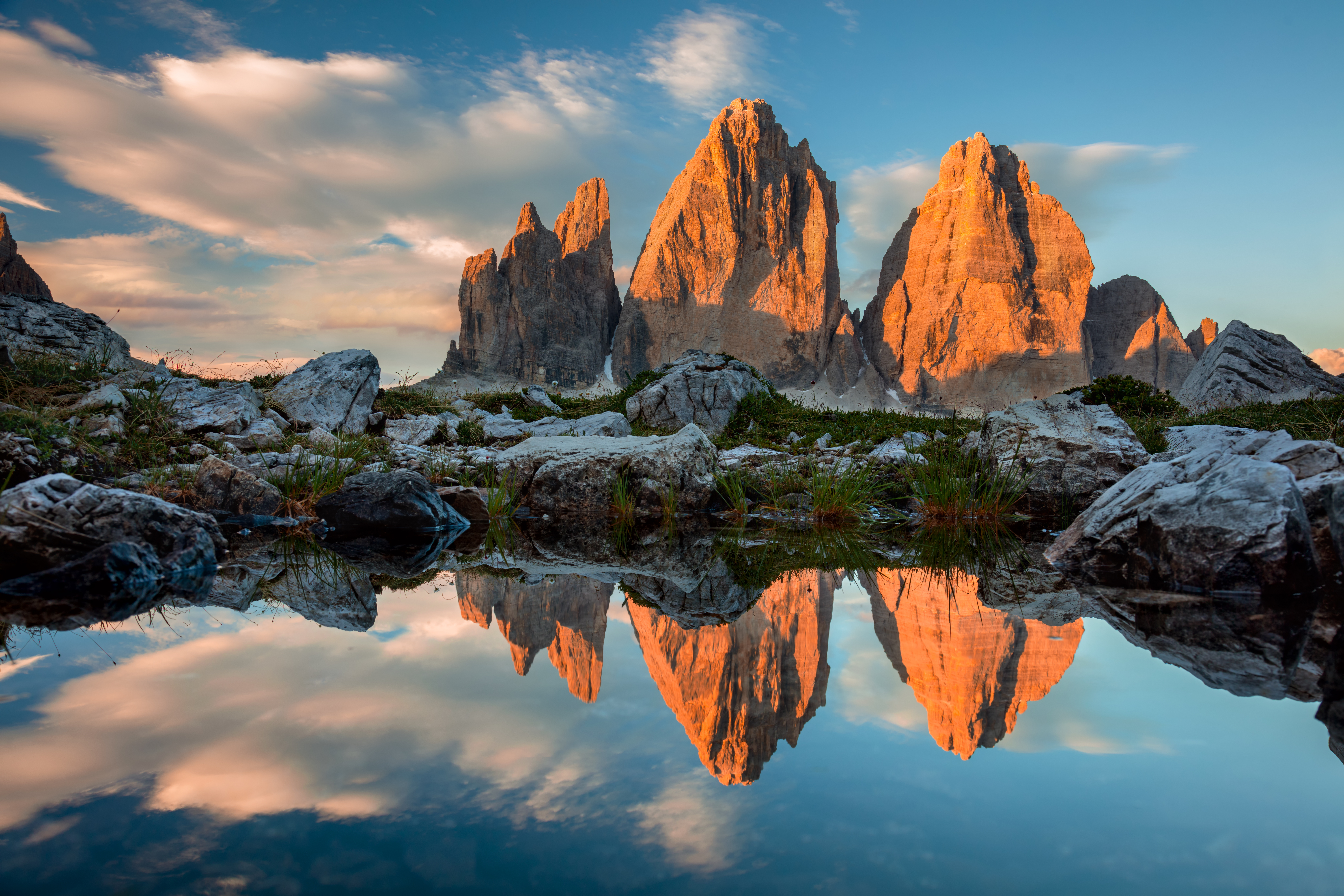 “Mi tremano i polsi. Alle Tre Cime un uomo mi ha chiesto dove fossero. Eravamo sull’altro lato, non quello dei social, e non le aveva riconosciute”: la rabbia dell’alpinista per l’overtourism sulle Dolomiti