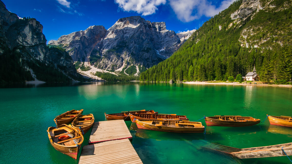 in tacchi a spillo sul lago di braies in abito da sera sulle dolomiti e a cortina con la divisa il nuovo business del turismo per gli shooting ad alta quota scatena le polemiche da Ilfattoquotidiano.it in tacchi a spillo sul lago di braies in abito da sera sulle dolomiti e a cortina con la divisa il nuovo business del turismo per gli shooting ad alta quota scatena le polemiche