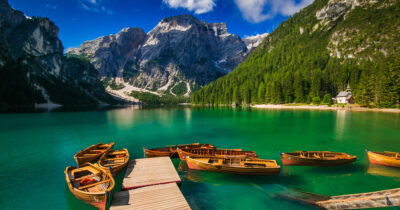 Copertina di In tacchi a spillo sul lago di Braies, in abito da sera sulle Dolomiti e a Cortina con la “divisa”: il nuovo business del turismo per gli shooting ad alta quota scatena le polemiche