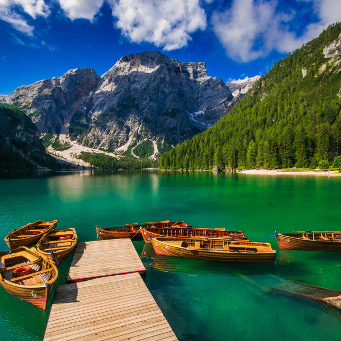 In tacchi a spillo sul lago di Braies, in abito da sera sulle Dolomiti e a Cortina con la “divisa”: il nuovo business del turismo per gli shooting ad alta quota scatena le polemiche
