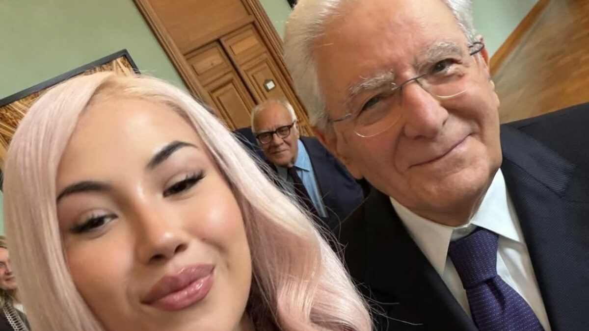 Sergio Mattarella a 85 anni è diventato il presidente più trap d’Italia: dalle barre di Baby Gang e Carl Brave alla maglietta cult “Mattarella” in stile Metallica. L’incoronazione di Anna Pepe con il selfie virale