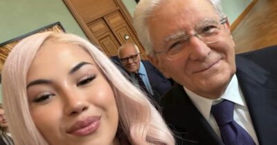 Copertina di Sergio Mattarella a 85 anni è diventato il presidente più trap d’Italia: dalle barre di Baby Gang e Carl Brave alla maglietta cult “Mattarella” in stile Metallica. L’incoronazione di Anna Pepe con il selfie virale