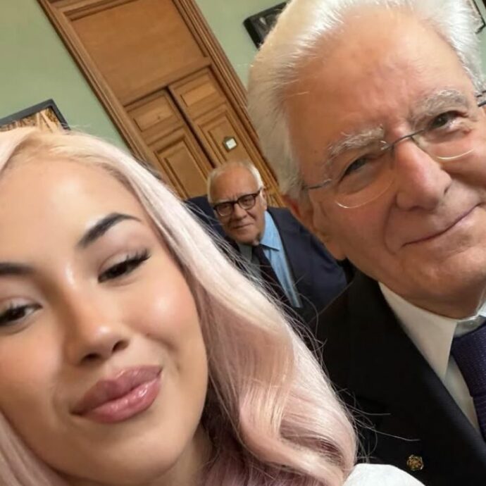 Sergio Mattarella a 85 anni è diventato il presidente più trap d’Italia: dalle barre di Baby Gang e Carl Brave alla maglietta cult “Mattarella” in stile Metallica. L’incoronazione di Anna Pepe con il selfie virale