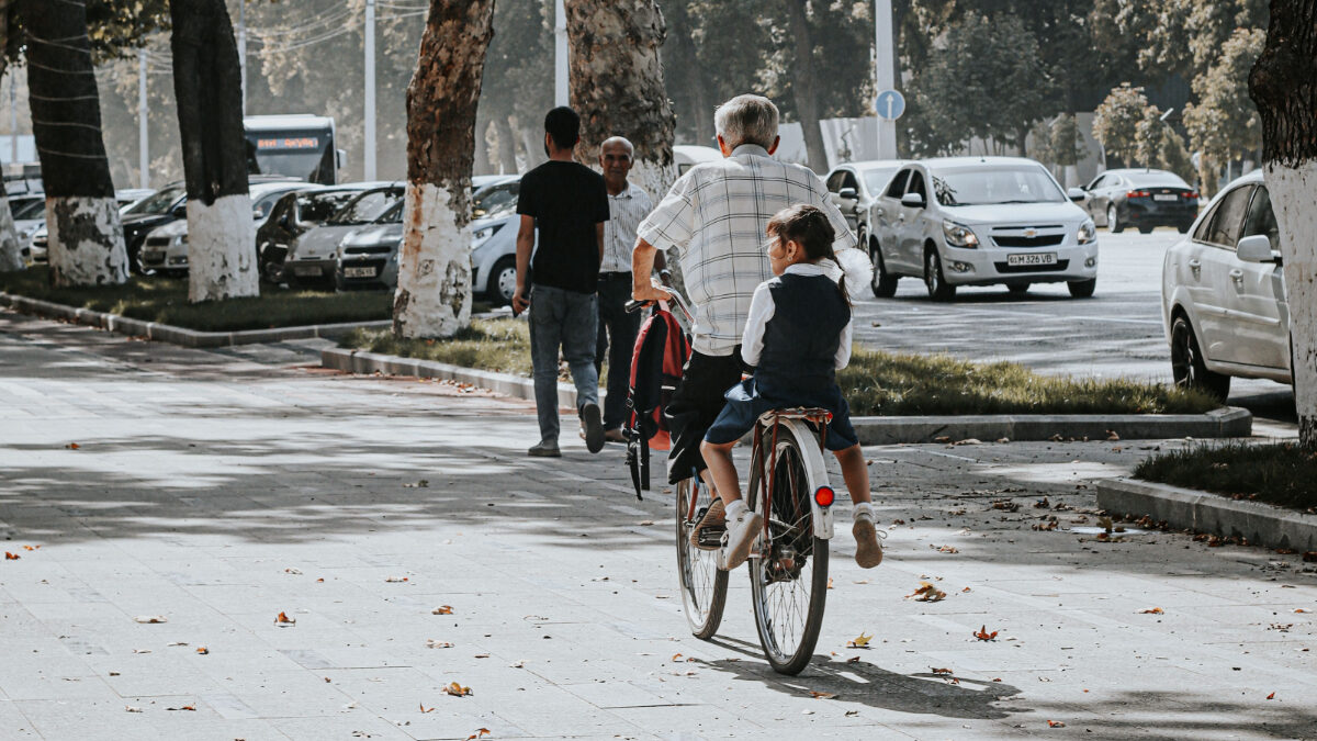 multato per non aver fatto scendere il figlio dalla canna della bici esplode la polemica sui social da Ilfattoquotidiano.it multato per non aver fatto scendere il figlio dalla canna della bici esplode la polemica sui social
