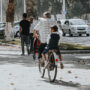 Copertina di Multato per non aver fatto scendere il figlio dalla canna della bici, esplode la polemica sui social