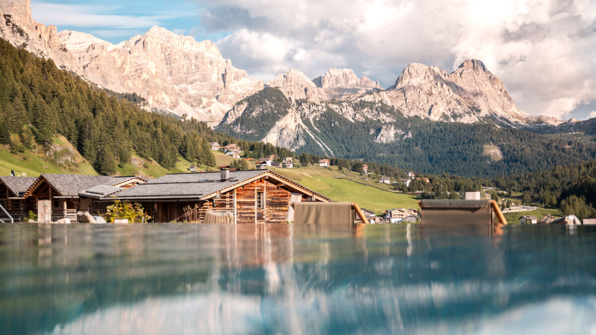Vacanze d’estate in Val Badia, la nostra guida alle Dolomiti più belle tra sentieri panoramici, rifugi e spa hotel con vista mozzafiato