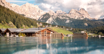 Copertina di Vacanze d’estate in Val Badia, la nostra guida alle Dolomiti più belle tra sentieri panoramici, rifugi e spa hotel con vista mozzafiato