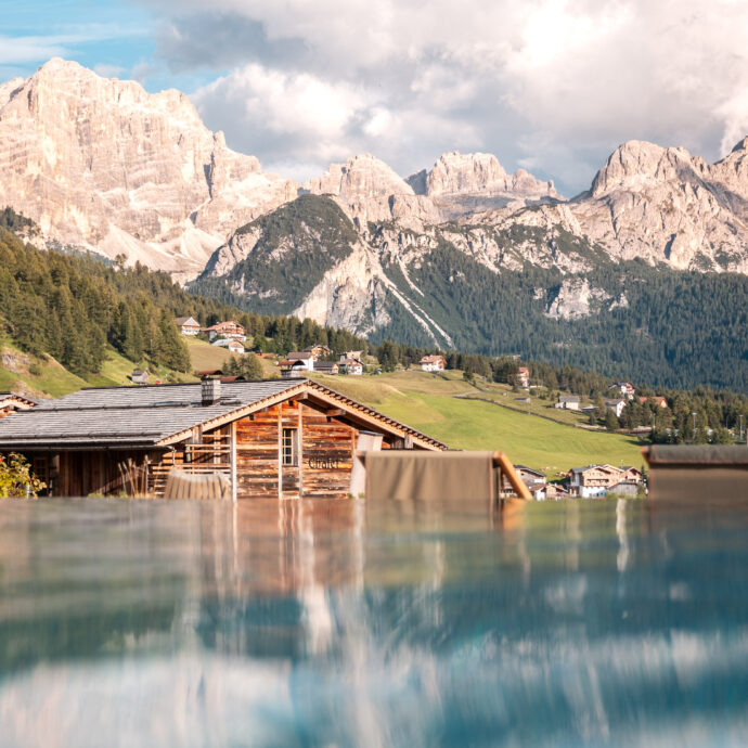 Vacanze d’estate in Val Badia, la nostra guida alle Dolomiti più belle tra sentieri panoramici, rifugi e spa hotel con vista mozzafiato