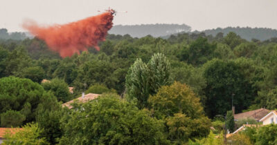 Copertina di “Ci hanno bussato alla porta e il fuoco era a 500 metri”: paura per un maxi incendio in Francia. Centinaia in fuga in barca da Cap Ferret