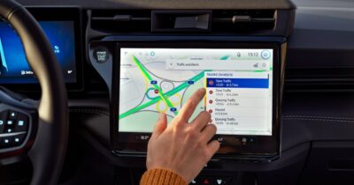 Copertina di 8 italiani su 10 vanno in vacanza in auto: tra partenze all’alba, liti con il navigatore, playlist, soste programmate e pianificazione, ecco i trend di viaggio