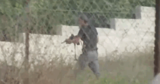 Copertina di Le armi puntate sui palestinesi, il parapiglia con i coloni, i colpi dell’Idf: i video della sparatoria in Cisgiordania dove sono state uccise 6 persone