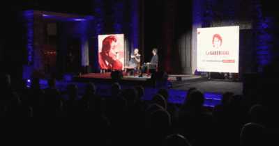 Copertina di “Vannacci? È gay, chissà quante volte gli è caduta la saponetta in caserma”: lo show del comico Montanini intervistato da Scanzi