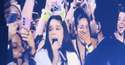 Copertina di The Weeknd passa il microfono a una fan: lei apre bocca e il palco quasi crolla. Il momento divertente dello show diventa virale sui social – IL VIDEO