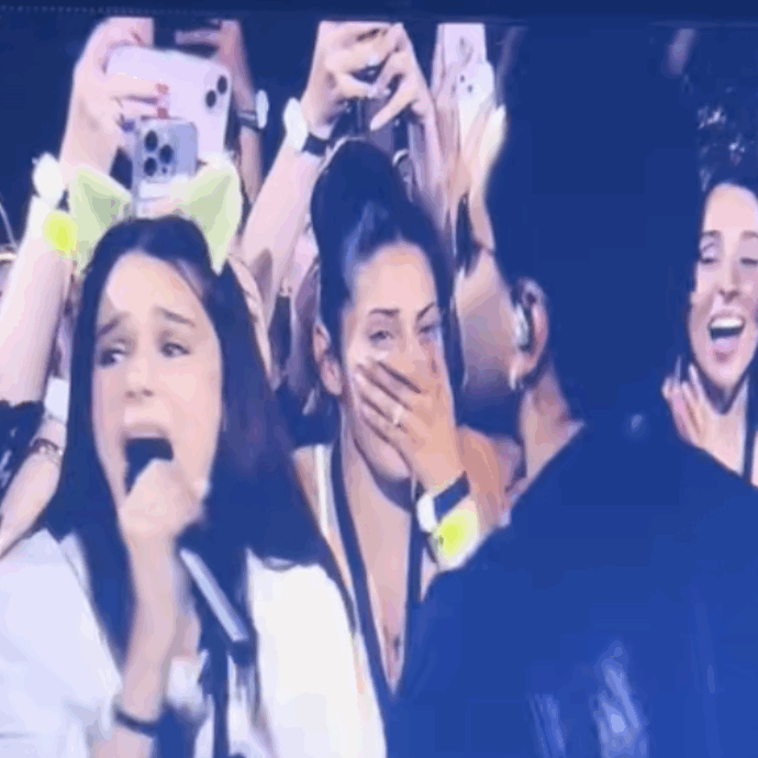 The Weeknd passa il microfono a una fan: lei apre bocca e il palco quasi crolla. Il momento divertente dello show diventa virale sui social – IL VIDEO