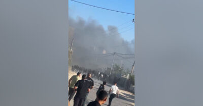 Copertina di Cisgiordania, decine di villaggi palestinesi attaccati dai coloni al grido di “vendetta”: l’assedio dopo la sparatoria a sud di Nablus