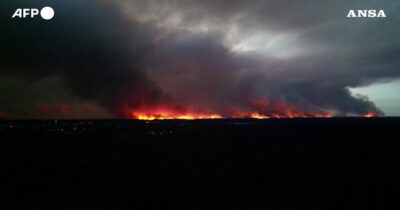 Copertina di Francia, l’impressionante incendio di Cap Ferret: le immagini del fronte di fuoco e la lotta dei vigili del fuoco