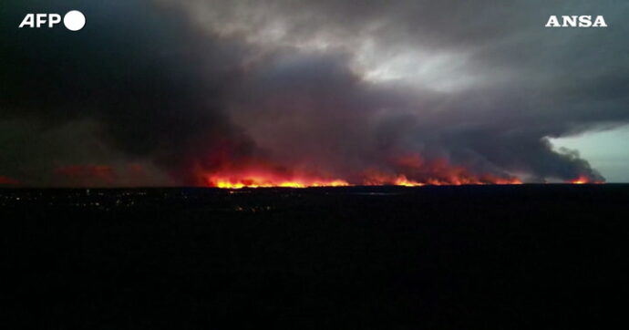 Francia, l’impressionante incendio di Cap Ferret: le immagini del fronte di fuoco e la lotta dei vigili del fuoco
