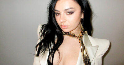 Copertina di “La pista da ballo è morta, ora facciamo rock. Voglio essere onesta e vivere meno online. Mi auguro lo facciano tutti”: Charli xcx torna con “Music, Fashion, Film” (e no, non è più la ragazza ribelle di “Brat”)