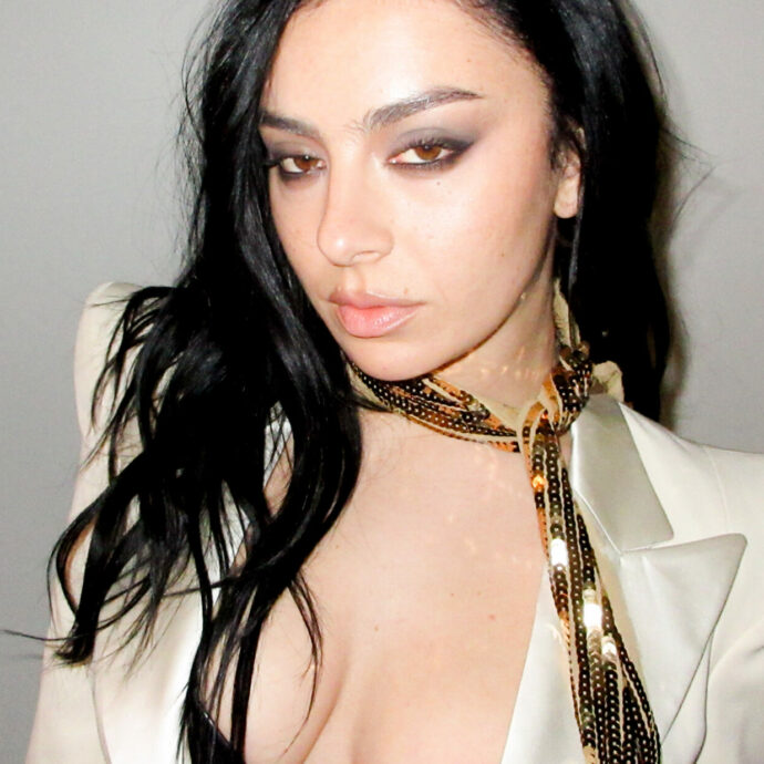 “La pista da ballo è morta, ora facciamo rock. Voglio essere onesta e vivere meno online. Mi auguro lo facciano tutti”: Charli xcx torna con “Music, Fashion, Film” (e no, non è più la ragazza ribelle di “Brat”)