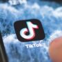 Copertina di Scontri e devastazioni su TikTok, la piattaforma reagisce. “Stretta sui video delle proteste, task force contro la violenza”