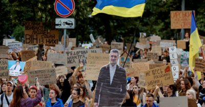 Copertina di Zelensky martedì da Trump. Ma le proteste continuano
