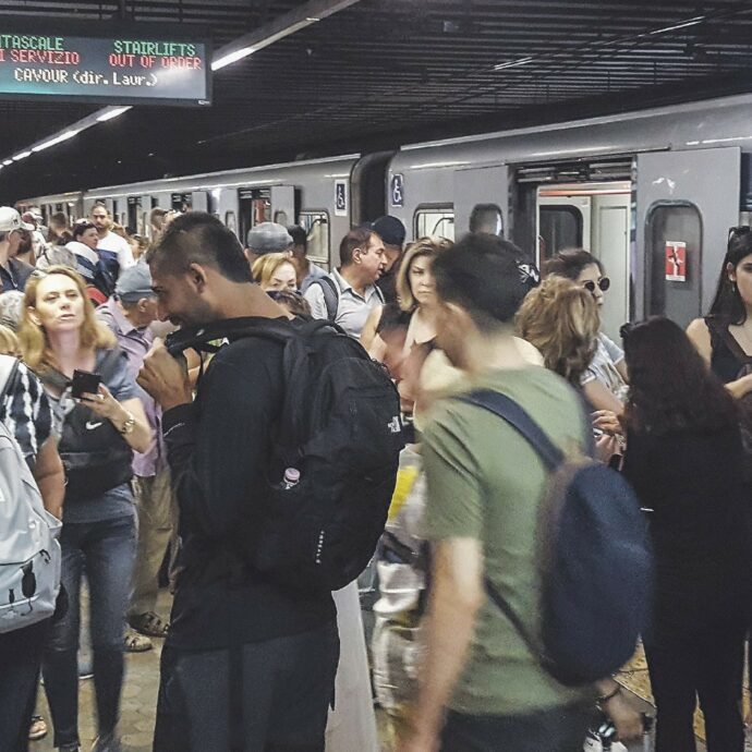 Nuova lotta di classe (“armati” di zainetti) sull’infernale Metro B