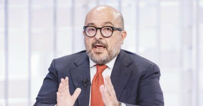 Copertina di Sangiuliano fa foto con il condannato: “Non so chi è”. Ma candida i parenti