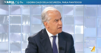 Copertina di “Convocare quella piazza è stato un atto grave, una decisione inconsapevole”: su La7 Piantedosi accusa Lepore sugli scontri di Bologna