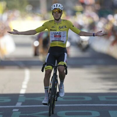 Copertina di Tour de France, Pogacar riscrive un altro pezzo di storia del ciclismo: polverizzato il record di Pantani sull’Alpe d’Huez dopo una rimonta epica
