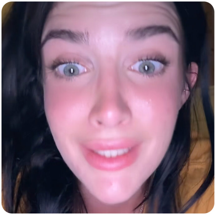 “Le tette mi hanno comprato la casa, non papà che non mi passa un dollaro da almeno quattro anni”: così Sami Sheen asfalta Charlie Sheen su TikTok
