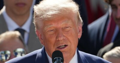 Copertina di Trump sprofonda nei sondaggi: gradimento al 30% mentre cresce la sfiducia tra i Maga. E la Camera vota contro la guerra in Iran