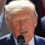 Copertina di Trump sprofonda nei sondaggi: gradimento al 30% mentre cresce la sfiducia tra i Maga. E la Camera vota contro la guerra in Iran