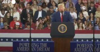 Copertina di Trump, siparietto al comizio in Georgia: un uomo lo imita alle sue spalle. Il video virale