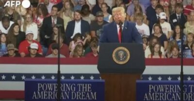 Copertina di Trump, siparietto al comizio in Georgia: un uomo lo imita alle sue spalle. Il video virale