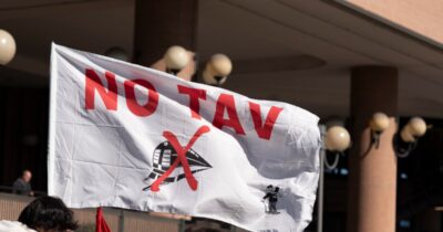 Copertina di Scontri alla marcia No Tav in Val di Susa: due camionette dei carabinieri in fiamme. “Oltre 20mila manifestanti al corteo”