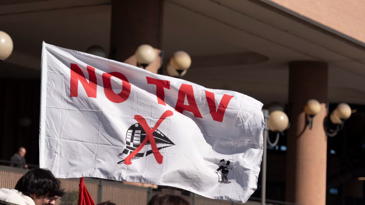scontri alla marcia no tav in val di susa due camionette dei carabinieri in fiamme oltre 20mila manifestanti al corteo da Ilfattoquotidiano.it scontri alla marcia no tav in val di susa due camionette dei carabinieri in fiamme oltre 20mila manifestanti al corteo
