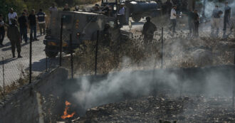 Copertina di Cisgiordania, ancora violenze dei coloni israeliani contro i palestinesi. Spalleggiati dalle Idf: blitz in decine di case e arresti