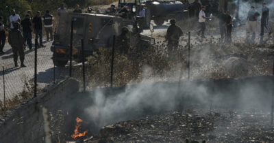 Copertina di Cisgiordania, ancora violenze dei coloni israeliani contro i palestinesi. Spalleggiati dalle Idf: blitz in decine di case e arresti