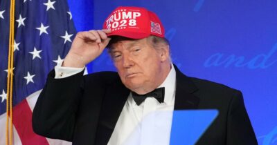 Copertina di Trump annuncia la ricandidatura (vietata dalla Costituzione): “La terza volta sarà meglio”. E gela i giornalisti presenti | Il video