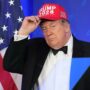 Copertina di Trump annuncia la ricandidatura (vietata dalla Costituzione): “La terza volta sarà meglio”. E gela i giornalisti presenti | Il video