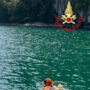 Copertina di Si tuffa nel lago di Como per salvare il figlio in difficoltà, disperso un turista olandese. Ricerche in corso