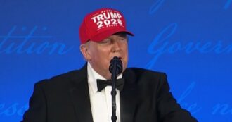 Copertina di Trump annuncia la ricandidatura (vietata dalla Costituzione): “La terza volta sarà meglio”. E gela i giornalisti presenti