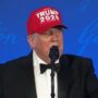 Copertina di Trump annuncia la ricandidatura (vietata dalla Costituzione): “La terza volta sarà meglio”. E gela i giornalisti presenti